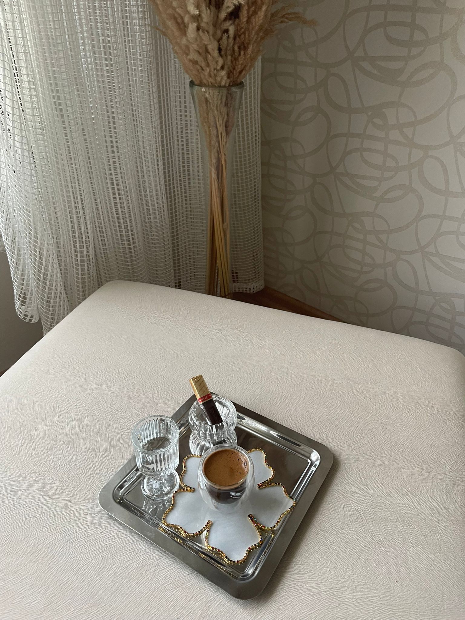 Elde hazırlanan dekoratif servis peçetesi yakın plan