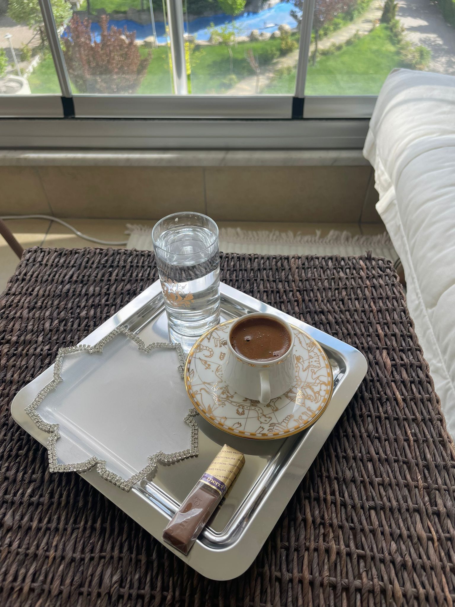 Kahve fincanı ve dekoratif peçete ile servis düzeni