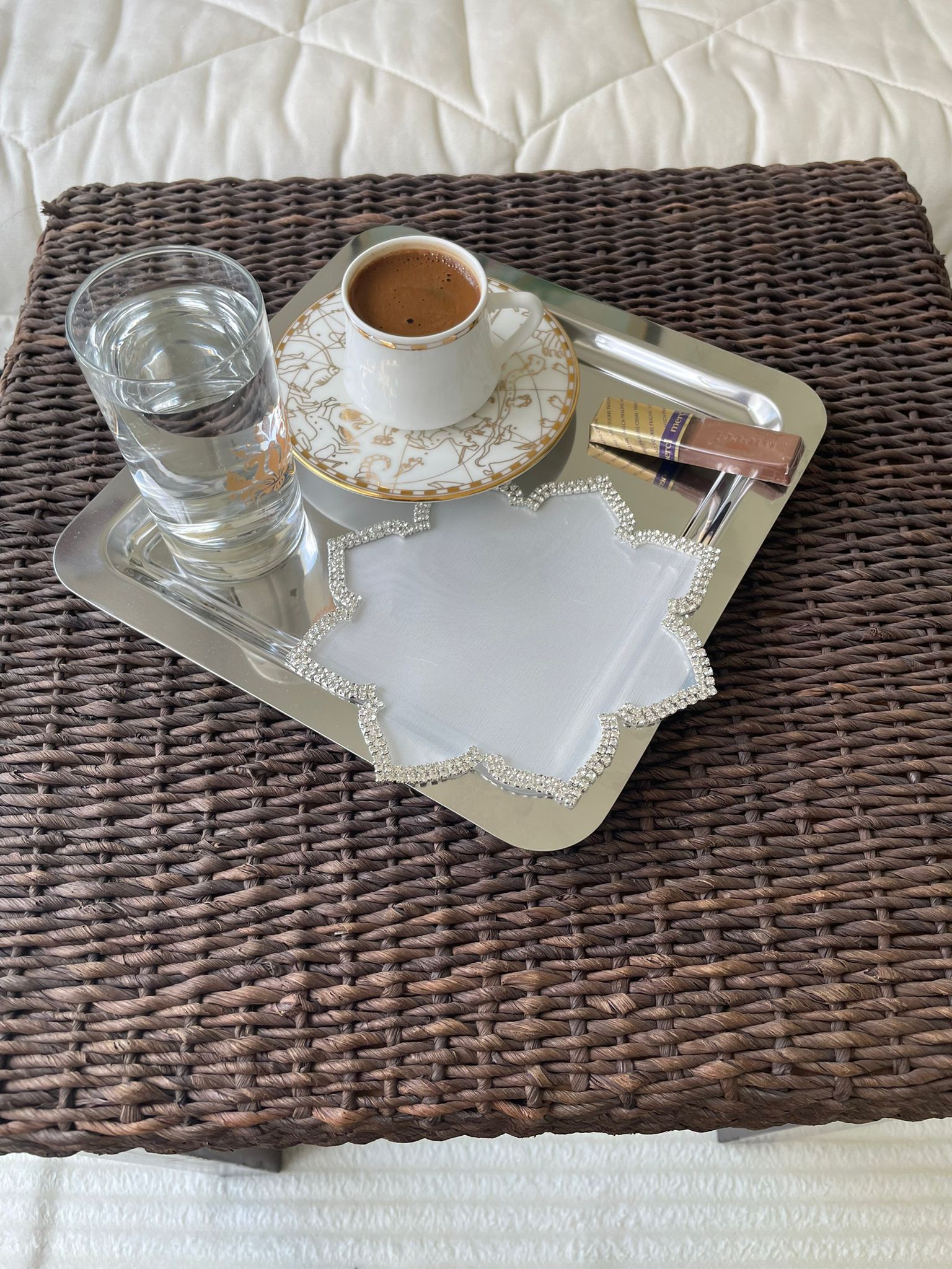 Kristal kenar detaylı beyaz servis peçetesi