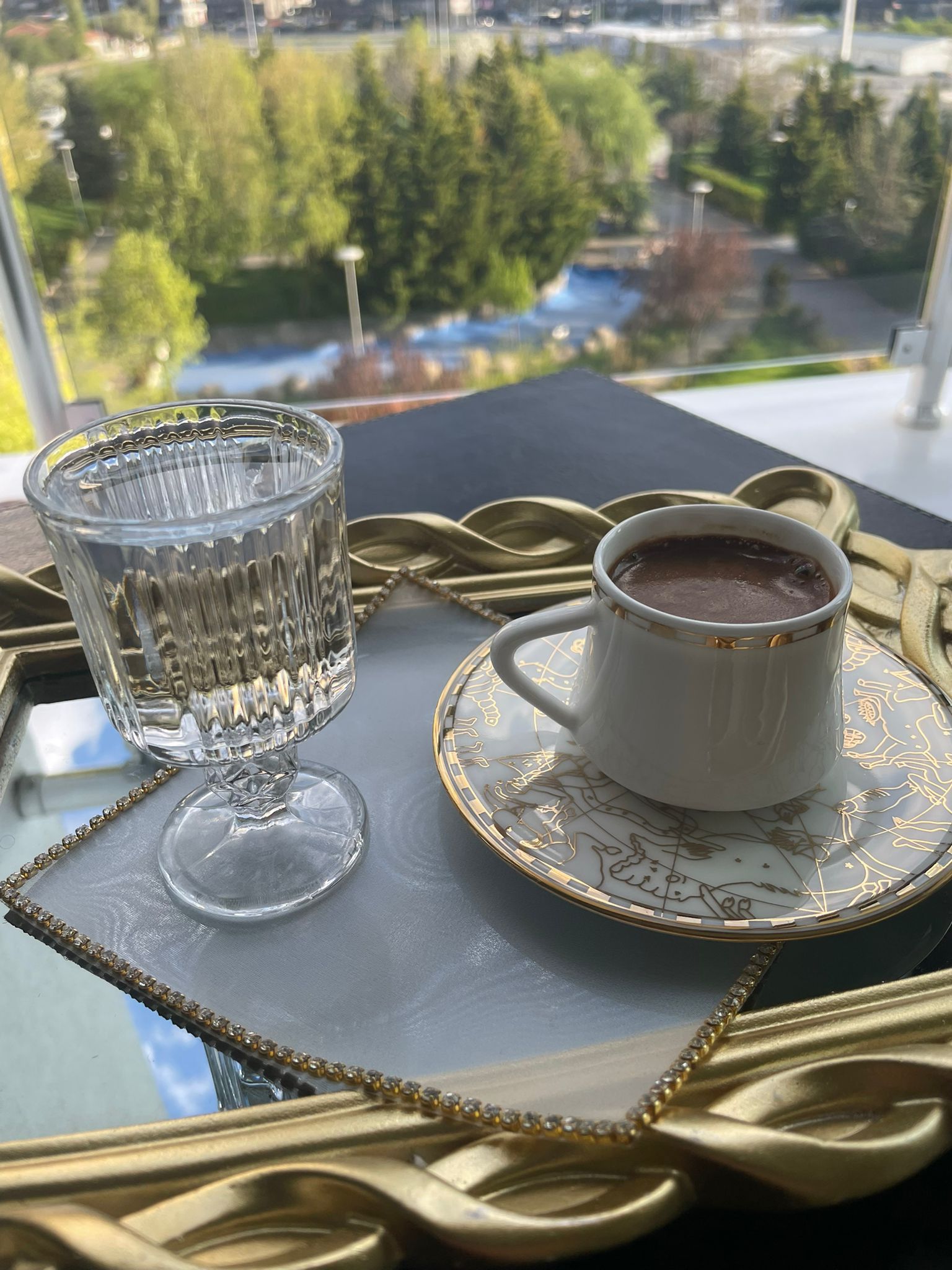 Beyaz peçete ve taş detaylı dekoratif sunum