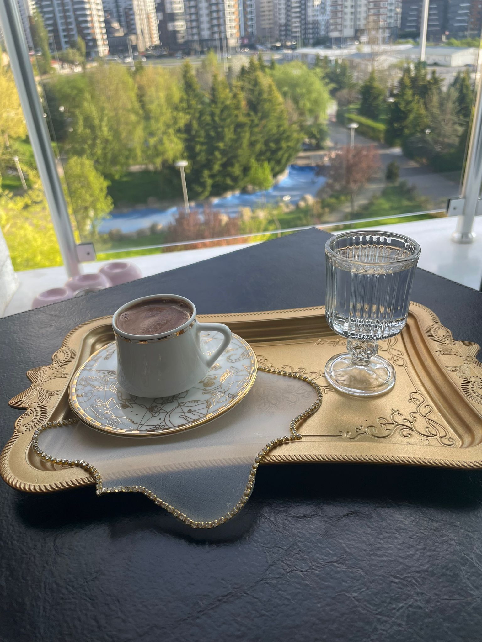 Kahve servisi yanında el yapımı dekoratif aksesuar