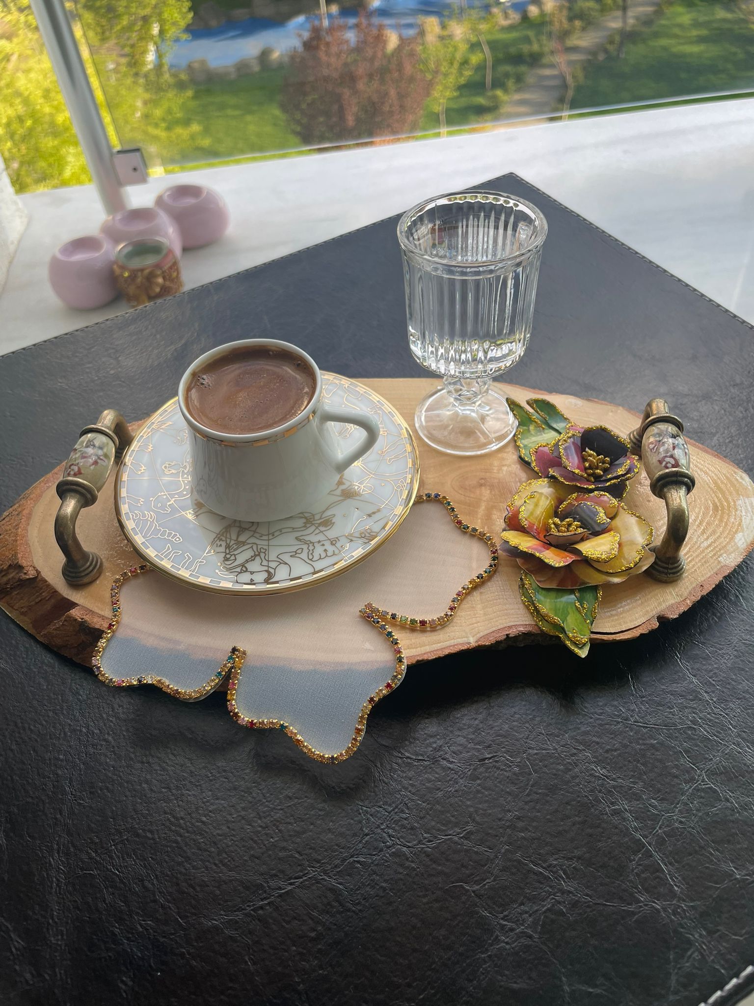 Kristal taş detaylı peçete ve servis kompozisyonu