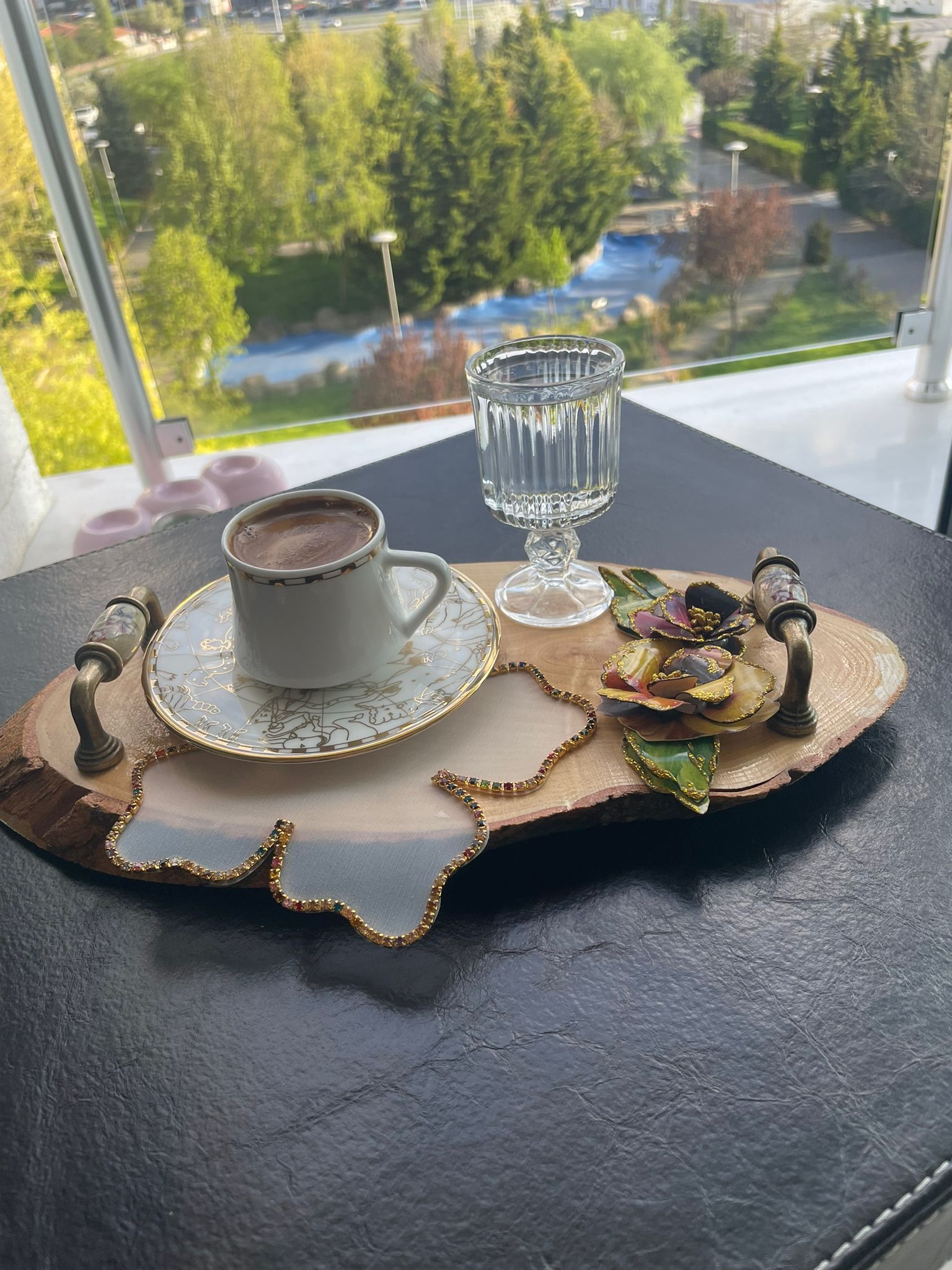 Ahşap servis üzerinde kahve sunumu ve el işçiliği detaylar