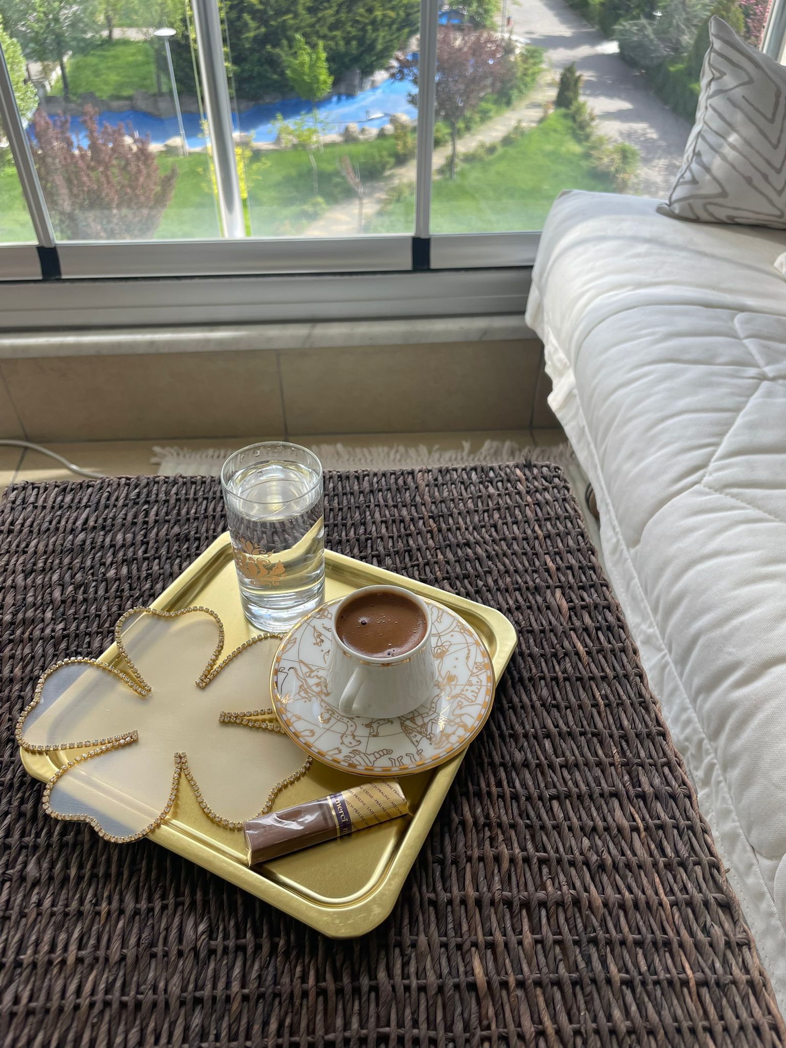 Dekoratif kahve sunumunda el işçiliği parça